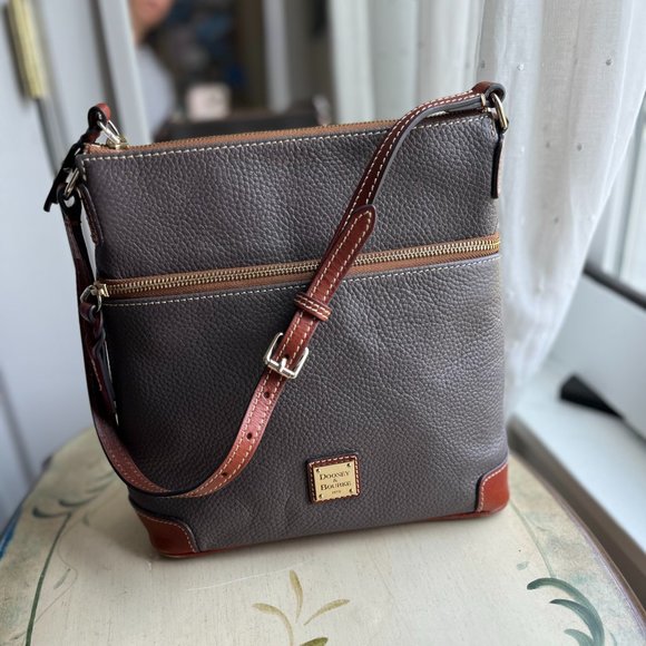 Dooney & BourkePebble Grain Crossbody in Taupe with removable shoulder strap